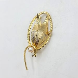 Elegant Textured Gold Tone Leaf Wreath Brooch with Faux Pearl Accent